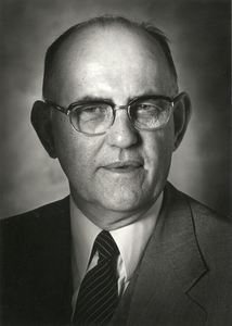 104279 Portret van dr. Mari Pieter van Buijtenen, geboren Rotterdam 4 september 1911, rijksarchivaris in Utrecht ...